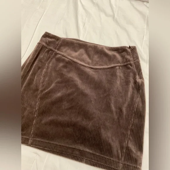 Lululemon Scuba MR Mini Skirt ESPR Espresso Brown Velvet Corduroy Women's Size 8 - Picture 6 of 6